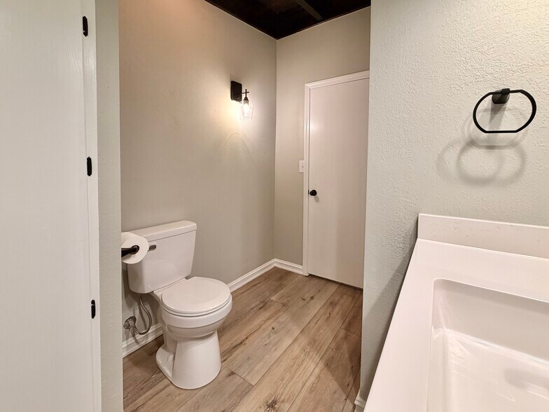 More Photos Of 1030 W Main St, Jenks Office For Sale