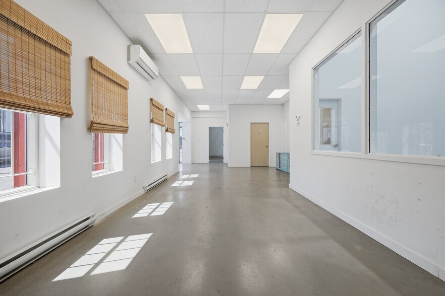 More Photos Of 605 Boul Guimond, Longueuil Warehouse For Sale