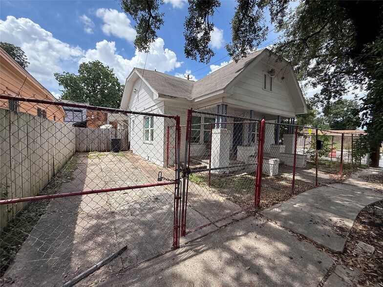 More Photos Of 2319 McKee St, Houston Apartments For Sale
