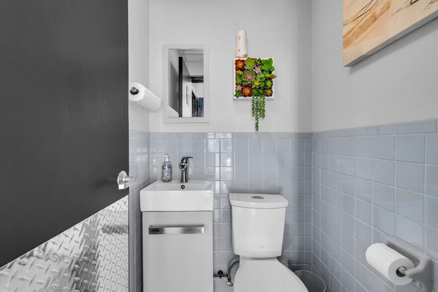 More Photos Of 300 Riverside Ave, Bristol Manufacturing For Sale