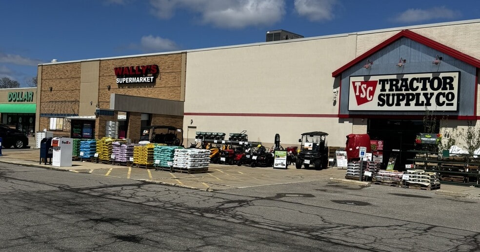 More Photos Of 3198-3280 Gratiot Ave, Marysville Freestanding For Lease