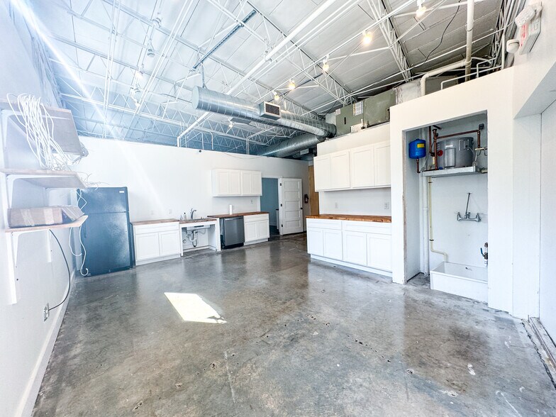 More Photos Of 920 Dauphin St, Mobile Office For Sale