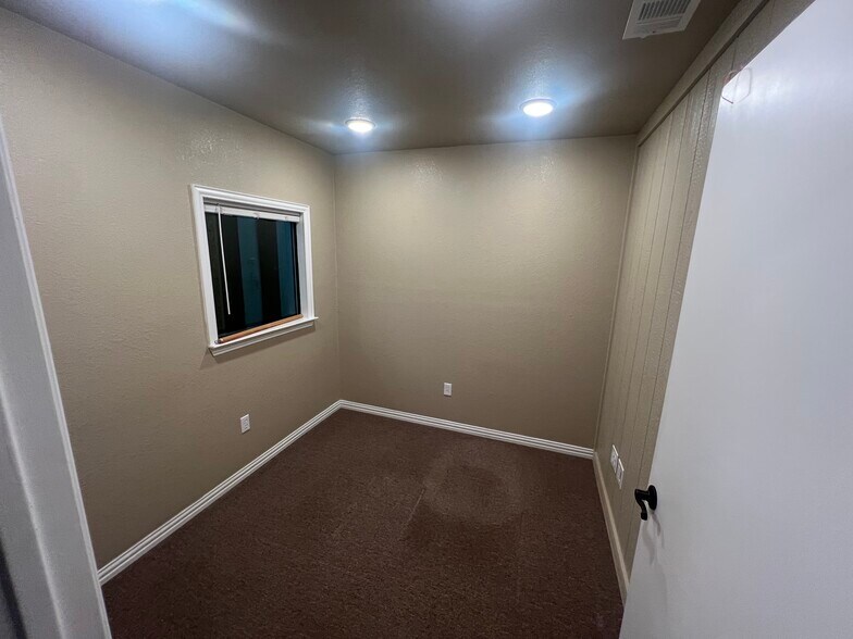 More Photos Of 1503 W Stan Schlueter Loop, Killeen Industrial For Lease