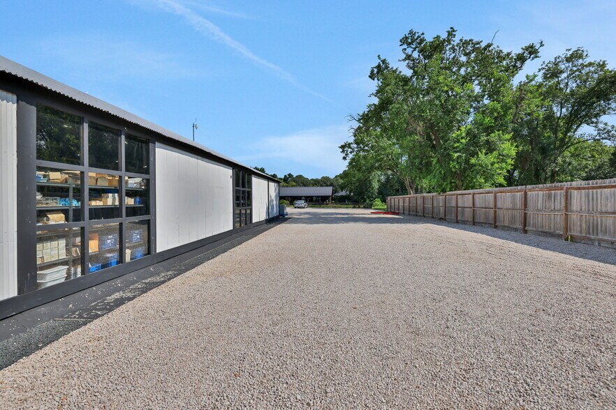 More Photos Of 817 E Main St, Tomball Warehouse For Sale