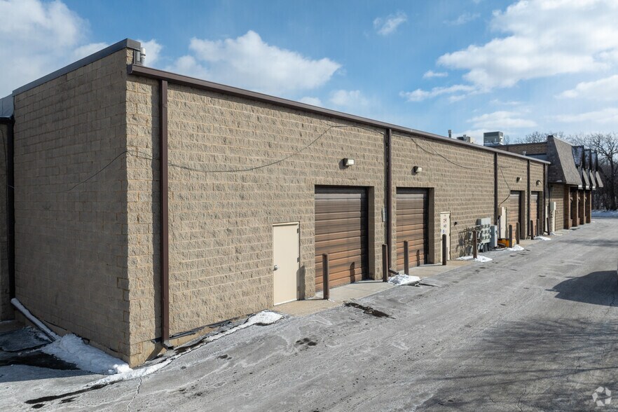 More Photos Of 28045 N Ashley Cir, Libertyville Light Distribution For Sale