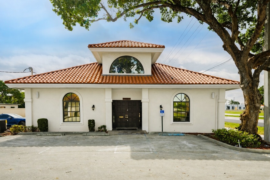 Primary Photo Of 2120 N Dixie Hwy, Boca Raton Unknown For Lease