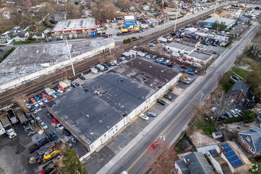 More Photos Of 130-138 Railroad St, Huntington Station Warehouse For Lease