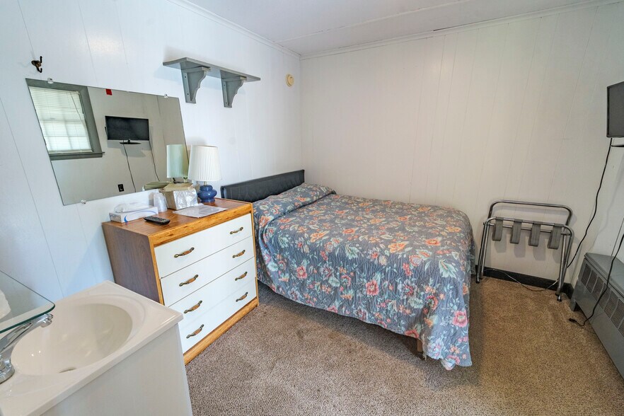 More Photos Of 6 Abroad Rd, West Dover Hotel For Sale