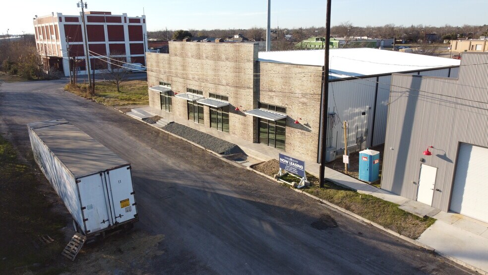 More Photos Of 202 W 1st St, Taylor Flex For Lease