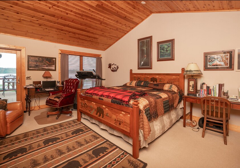 More Photos Of 1127 N Lakeshore Dr, Lake City Hotel For Sale