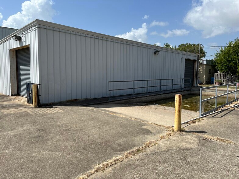 More Photos Of 107 E Austin St, Port Lavaca Distribution For Sale