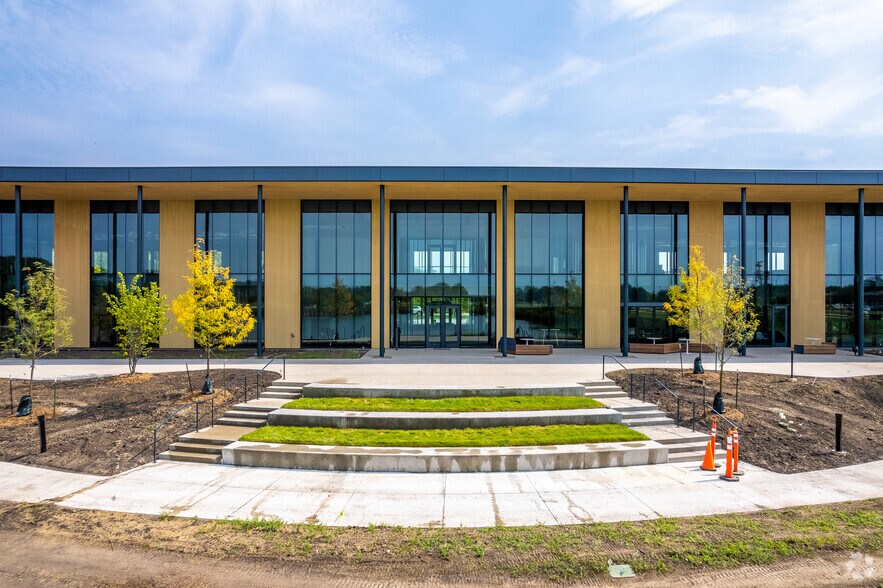 More Photos Of 5745 Raccoon River Dr, West Des Moines Office For Lease