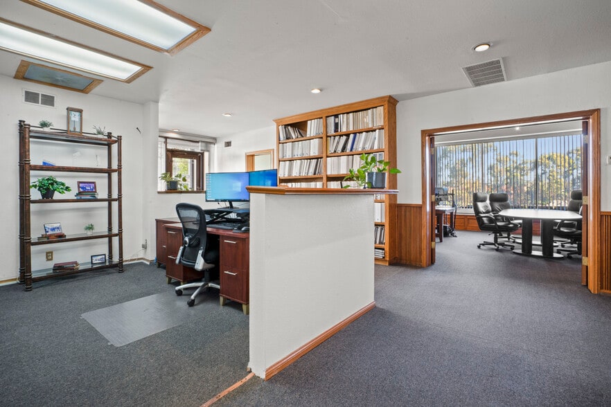 More Photos Of 2372-2382 SE Bristol St, Newport Beach Office For Sale