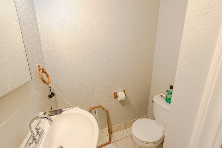 More Photos Of 562 Newmark St, Coos Bay Storefront For Sale