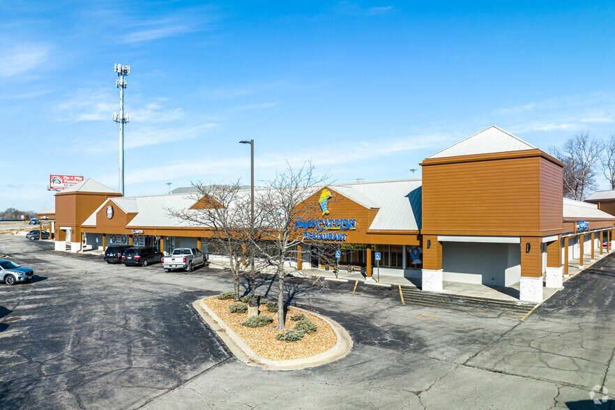 More Photos Of 800-862 SW Blue Pky, Lee's Summit Unknown For Lease