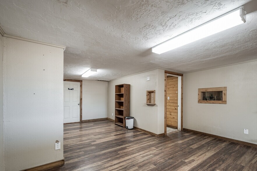 More Photos Of 910 E Church St, Livingston Service For Sale