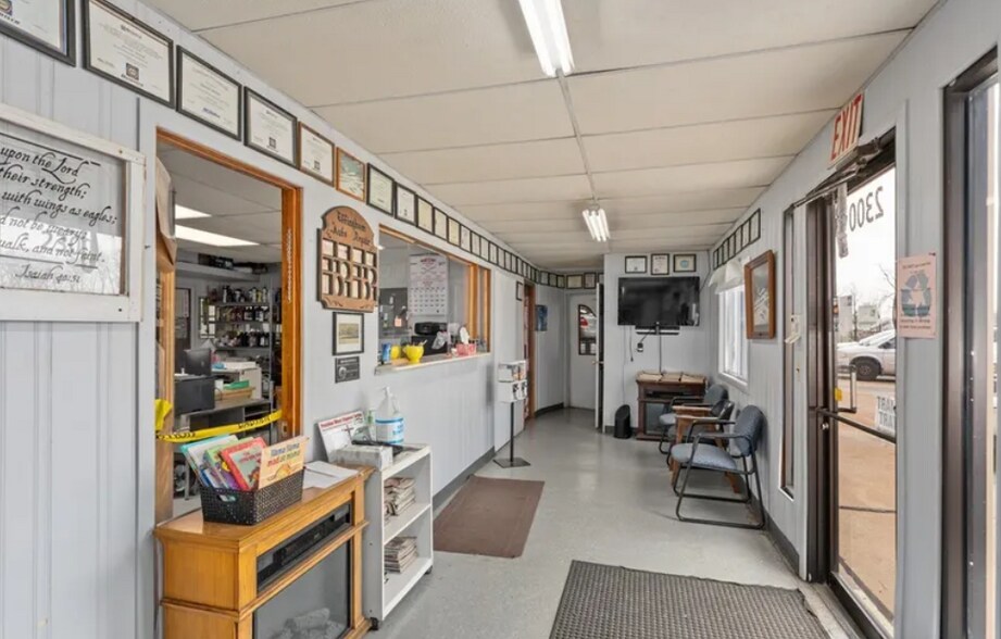 More Photos Of 2300 Hoffman Dr, Effingham Auto Repair For Sale