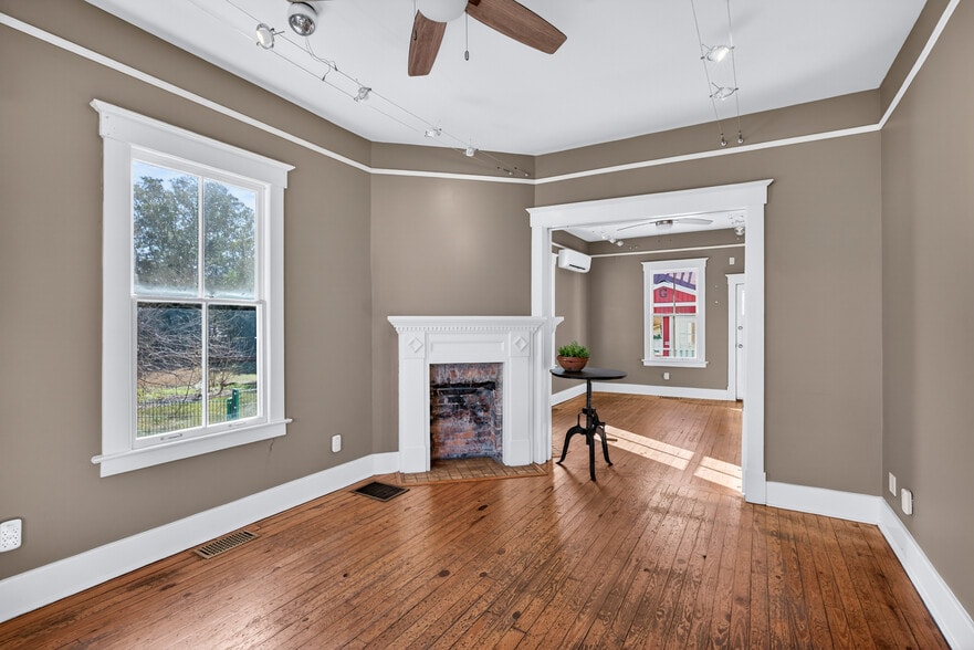 More Photos Of 11 E 41st St, Savannah Storefront Retail Residential For Sale