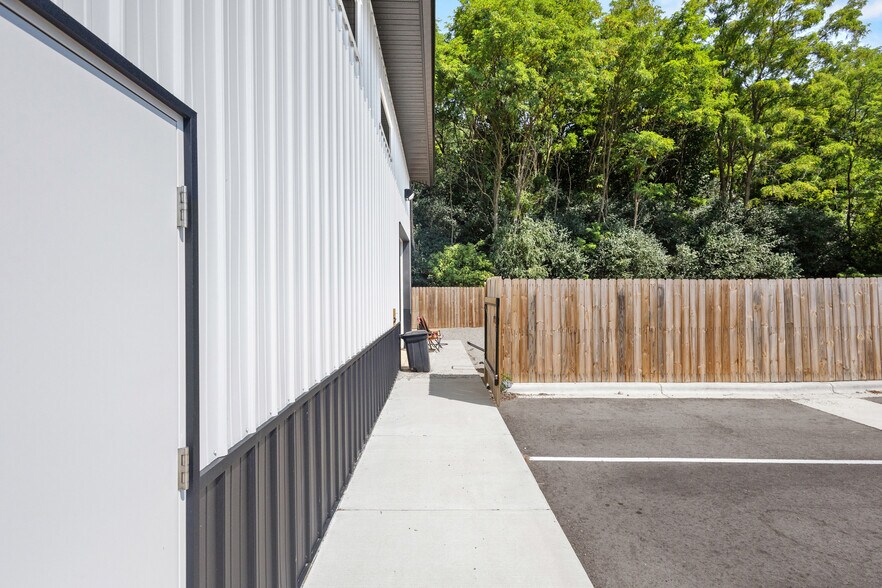 More Photos Of 390 Progress Dr, Cottage Grove Veterinarian Kennel For Sale