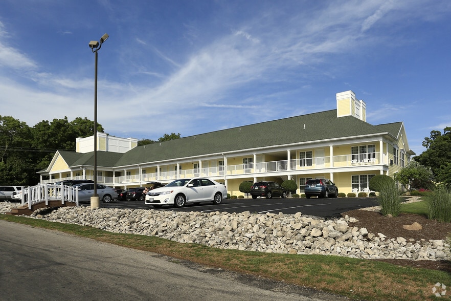 More Photos Of 441 W Lakeshore Dr, Kelleys Island Hotel For Sale
