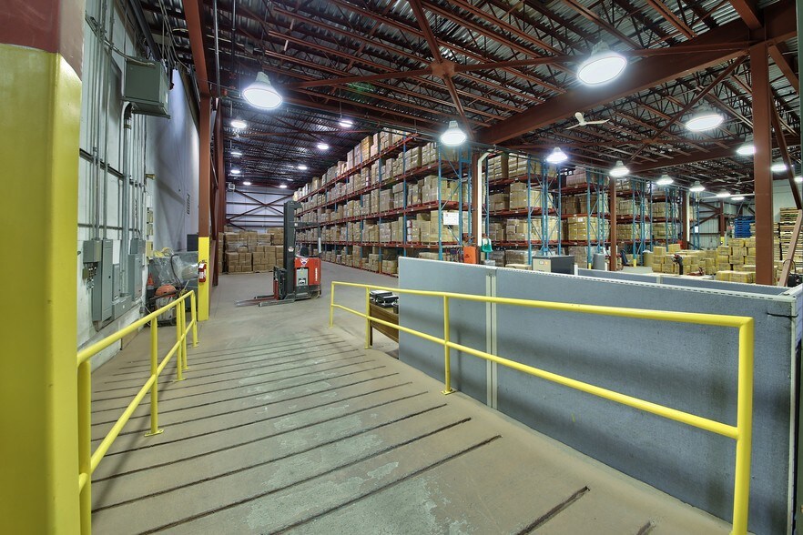 More Photos Of 247-255 Montee De Liesse, Montréal Warehouse For Lease