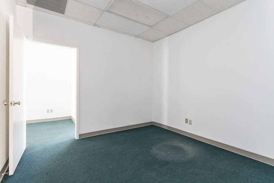 More Photos Of 2900 W Park Row Dr, Pantego Office For Sale