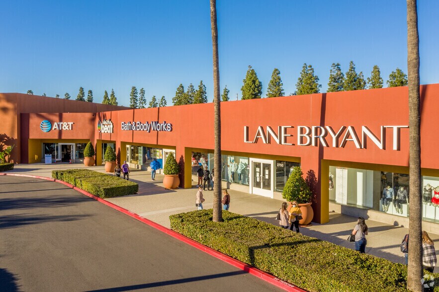 More Photos Of 2915-3011 El Camino Real, Tustin Unknown For Lease