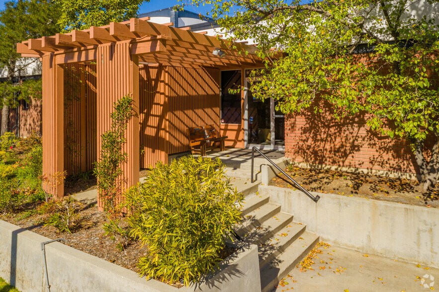 More Photos Of 430 Valley Dr, Brisbane Warehouse For Lease