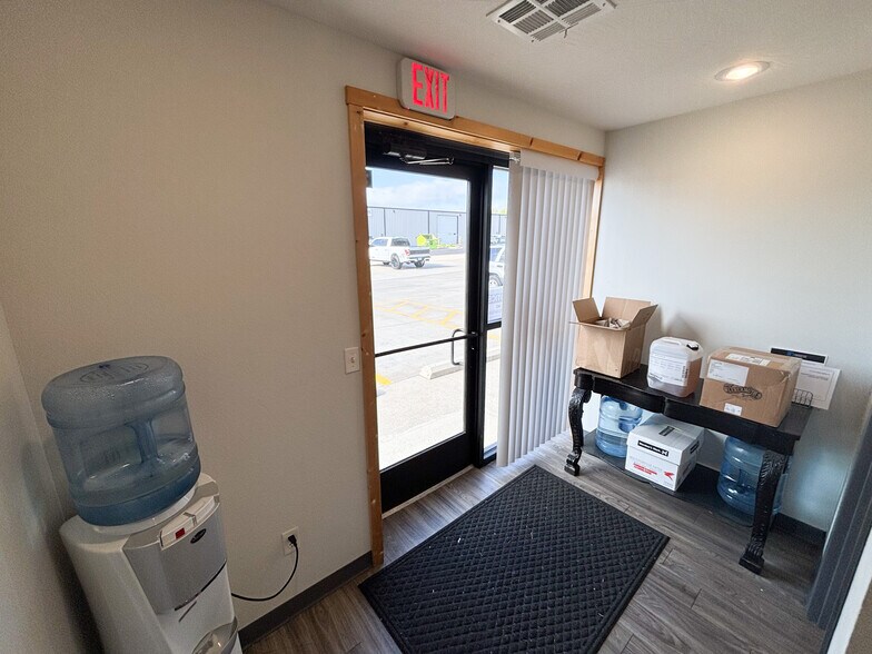 More Photos Of 4173 N 20th St, Ozark Warehouse For Lease