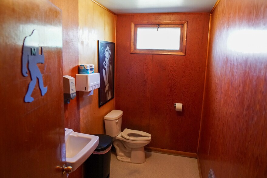 More Photos Of 20 Forest Rd S, Martinsdale Hotel For Sale