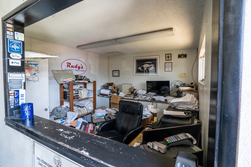 More Photos Of 931-945 W Hoover Ave, Orange Manufacturing For Lease