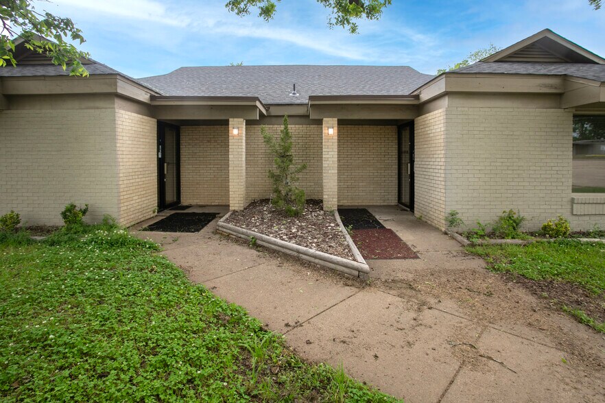 More Photos Of 707 N Waldrip St, Grand Saline Hospital For Sale