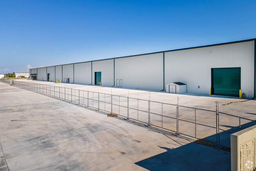 More Photos Of 16120 Lee Rd, Fort Myers Unknown For Lease