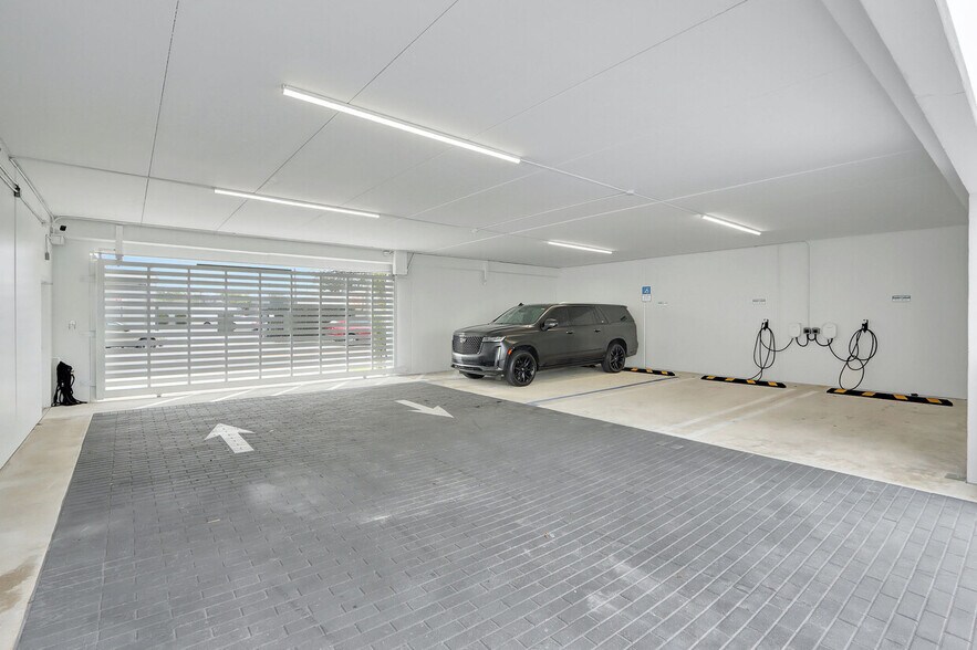 More Photos Of 6767 NE 2nd Ave, Miami Warehouse For Sale