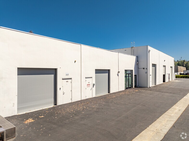 More Photos Of 21250 Califa St, Woodland Hills Research And Development For Lease