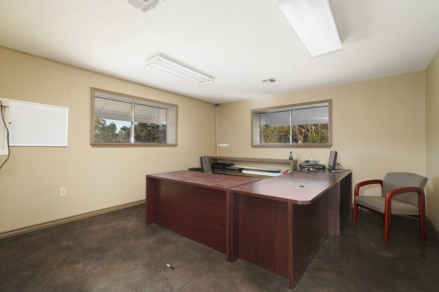 More Photos Of 2 Hill View Ln, Boerne Warehouse For Lease