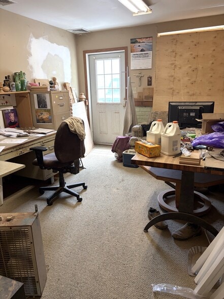 More Photos Of 9-22 South End Plz, New Milford Flex For Sale