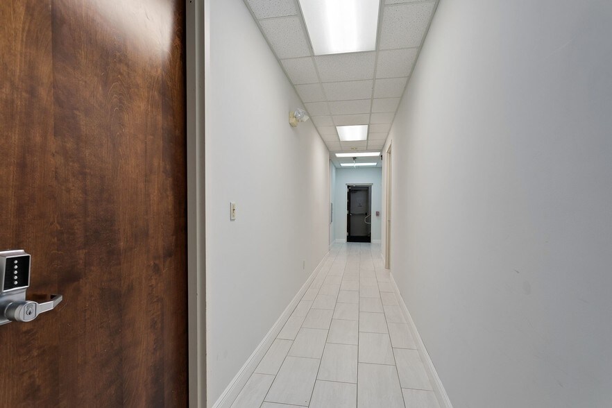 More Photos Of 1920 Boothe Cir, Longwood Office For Lease