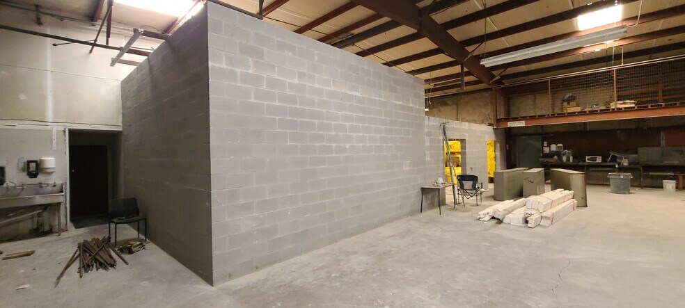 More Photos Of 2333 Joe Field Rd, Dallas Light Manufacturing For Lease