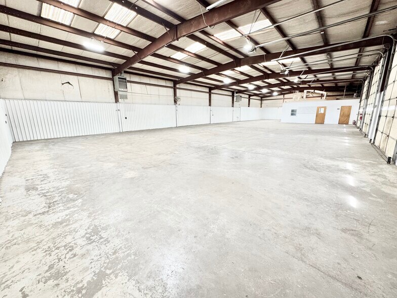 More Photos Of 3920 NW 8th St, Oklahoma City Warehouse For Lease