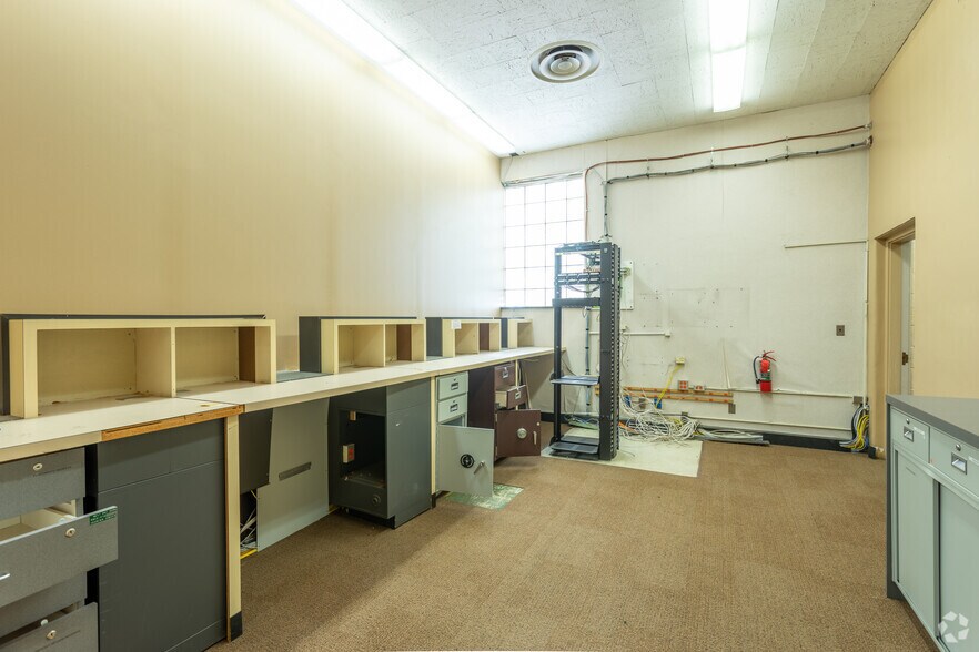 More Photos Of 27637 Grand River Ave, Livonia Bank For Sale