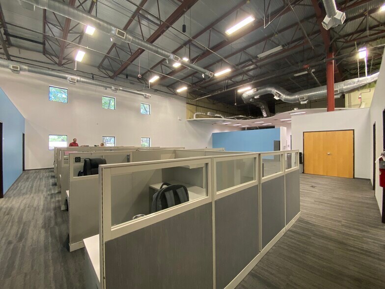 More Photos Of 7050 Burleson Rd, Austin Light Distribution For Sale