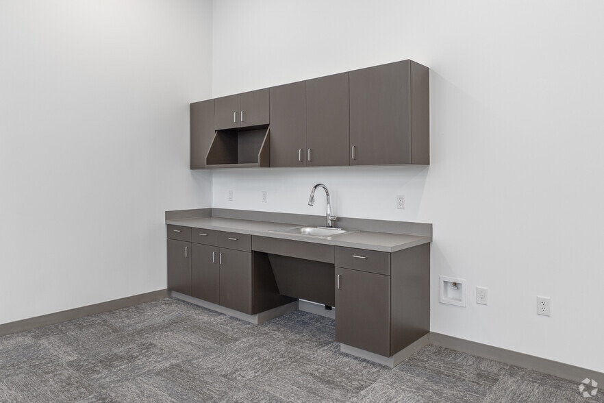 More Photos Of 542 SE Loop 410, San Antonio Warehouse For Sale