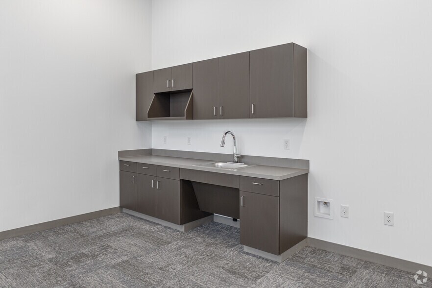 More Photos Of 542 SE Loop 410, San Antonio Warehouse For Lease