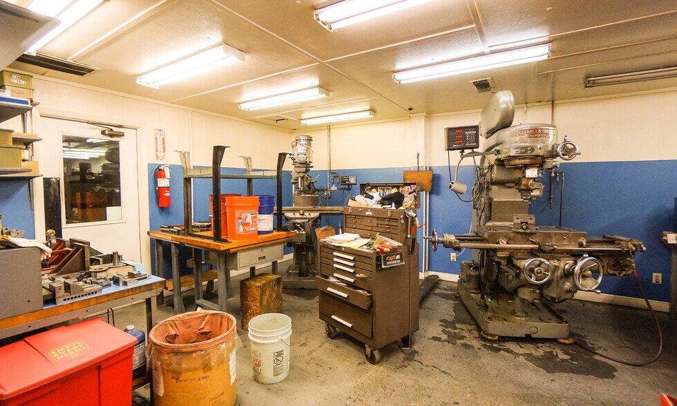 More Photos Of 1413 Sam Bass Rd, Round Rock Warehouse For Lease