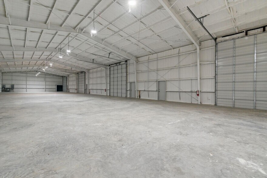 More Photos Of 120 W Scenic Trl, Weatherford Warehouse For Lease