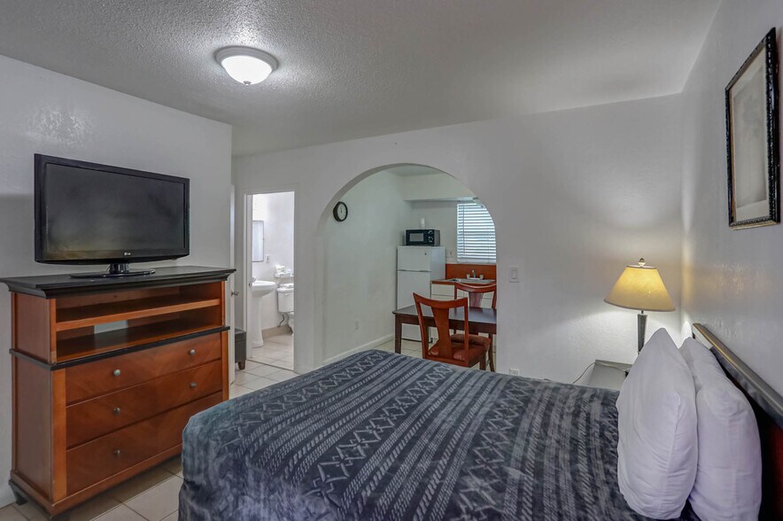 More Photos Of 1419 S Federal Hwy, Hollywood Hotel For Sale