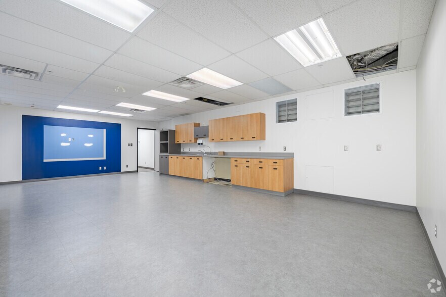 More Photos Of 255 Boul Crémazie E, Montréal Office For Lease