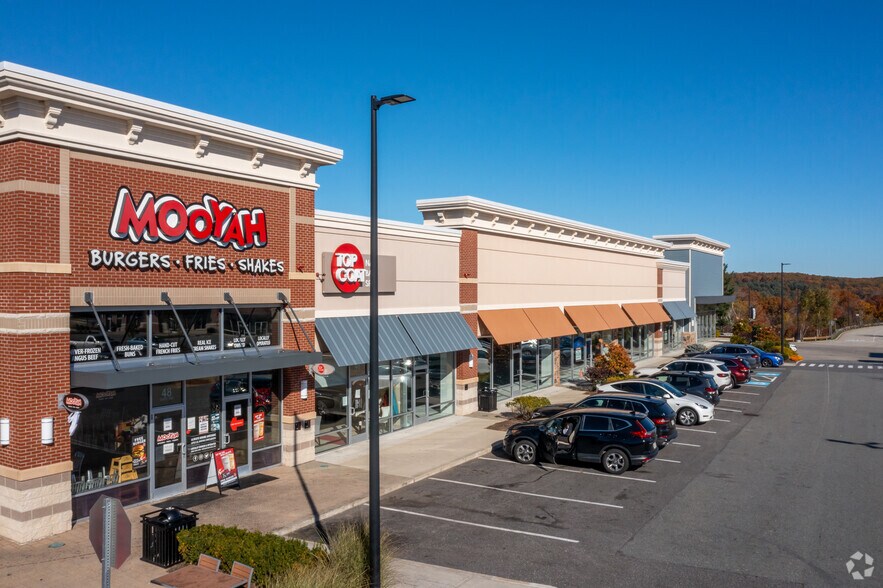 More Photos Of 1 Highland Cmn W, Hudson Unknown For Lease