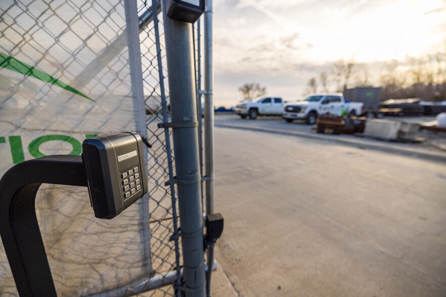 More Photos Of 1621 Se Summit St, Lee's Summit Light Distribution For Lease